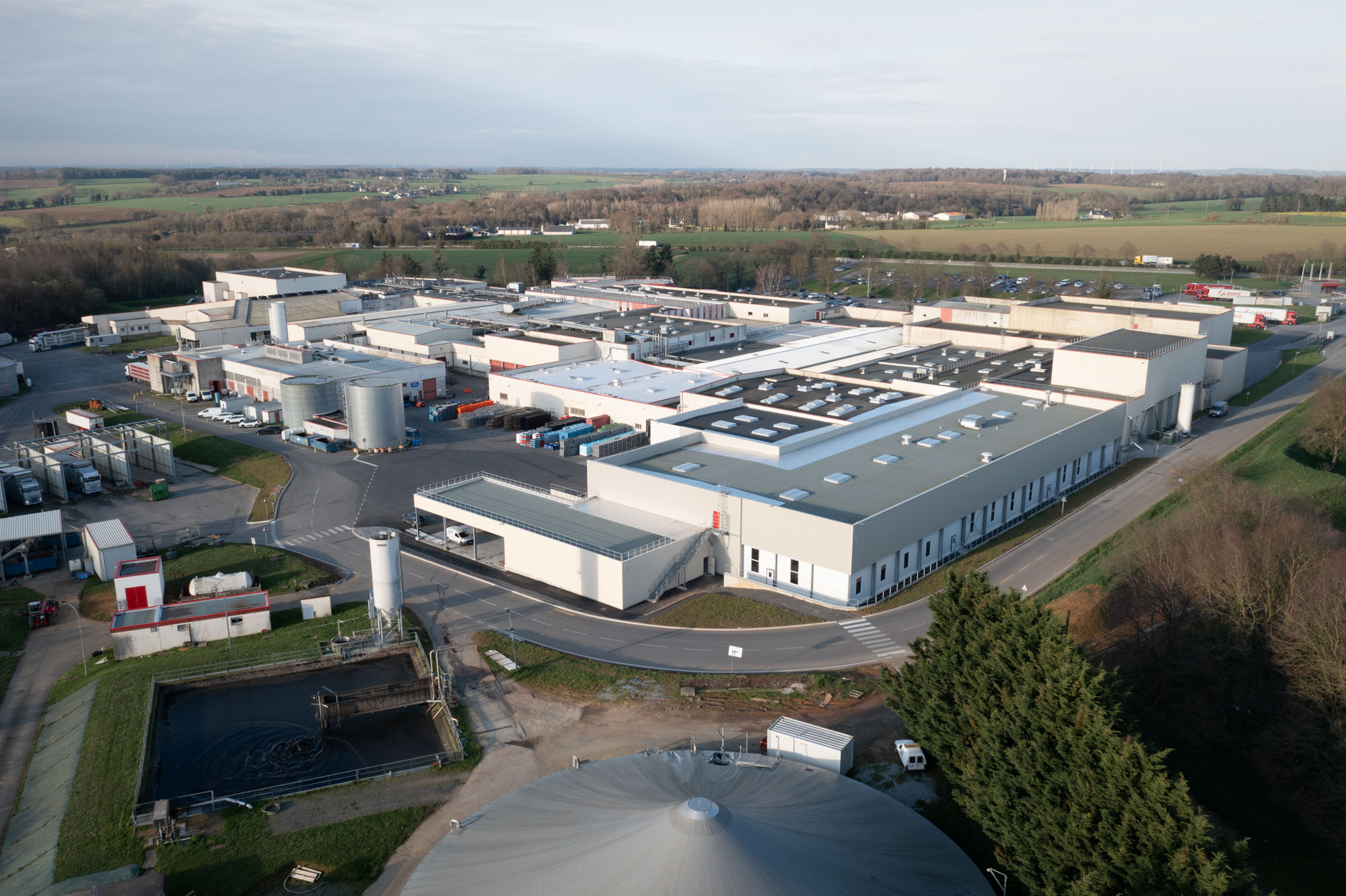 photographie aérienne d'une usine agroalimentaire